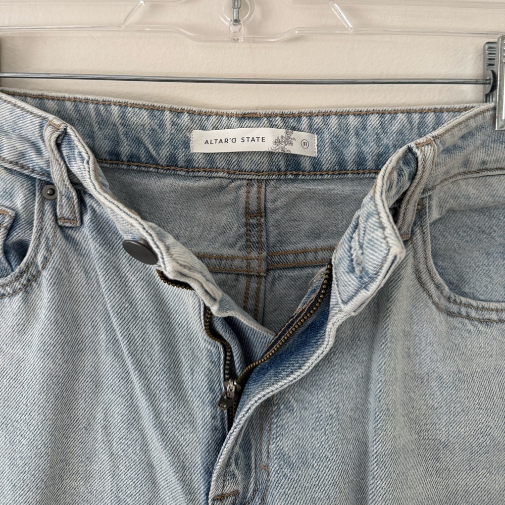Altar'd State NWT Boyfriend Jeans Size 31 (12) Light Blue Denim Wash Distressed - Picture 2 of 10